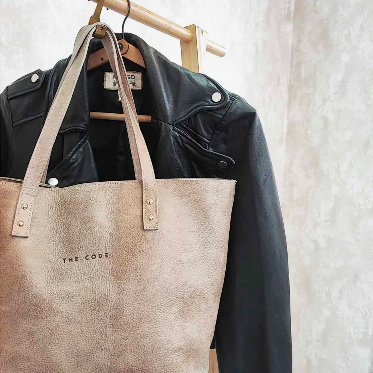 The Arizona Leather Shopper in Taupe