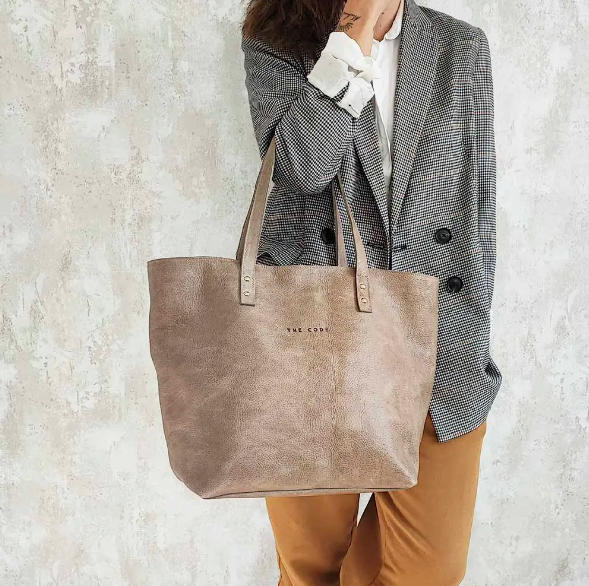 The Arizona Leather Shopper in Taupe