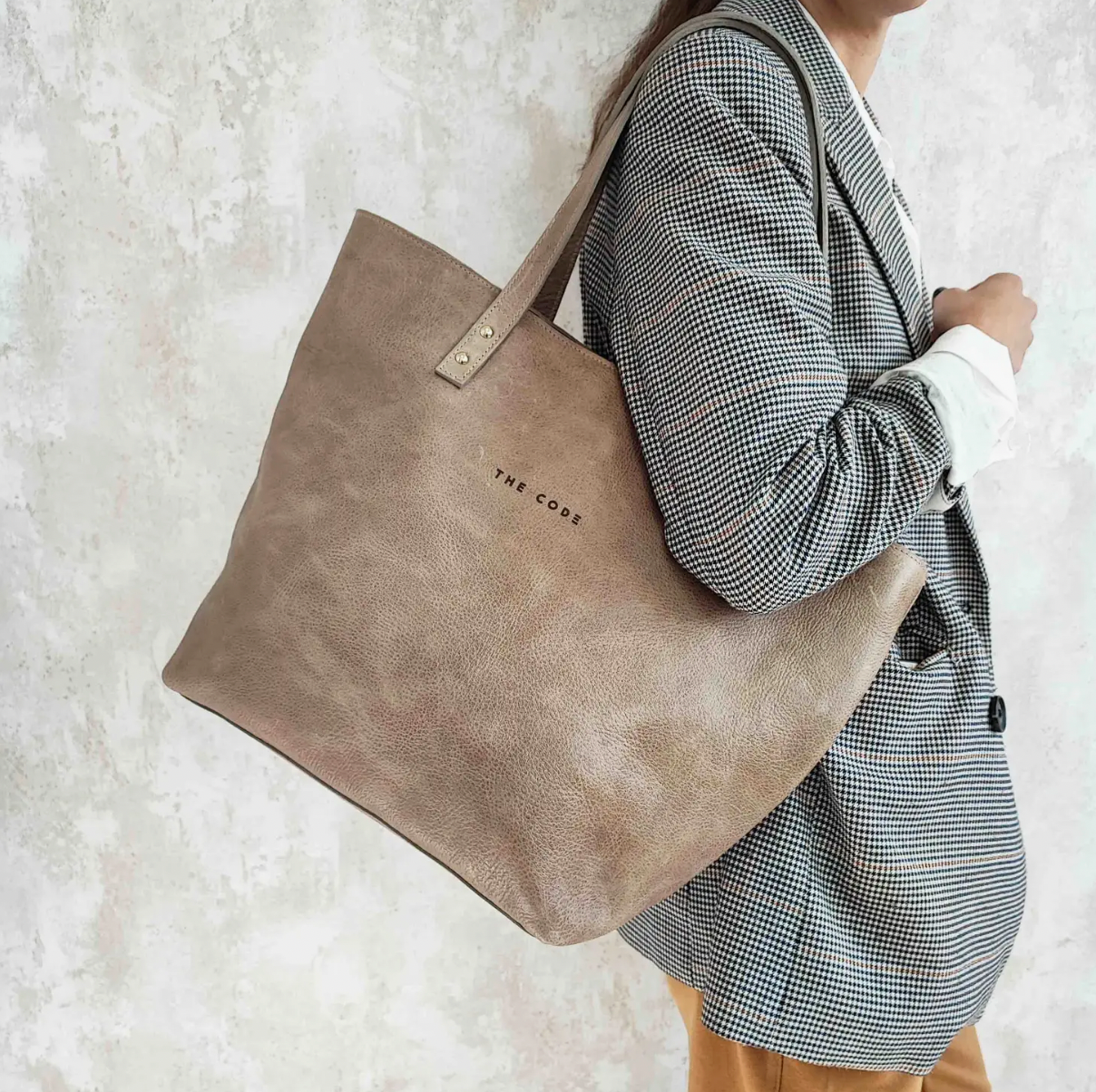 The Arizona Leather Shopper in Taupe