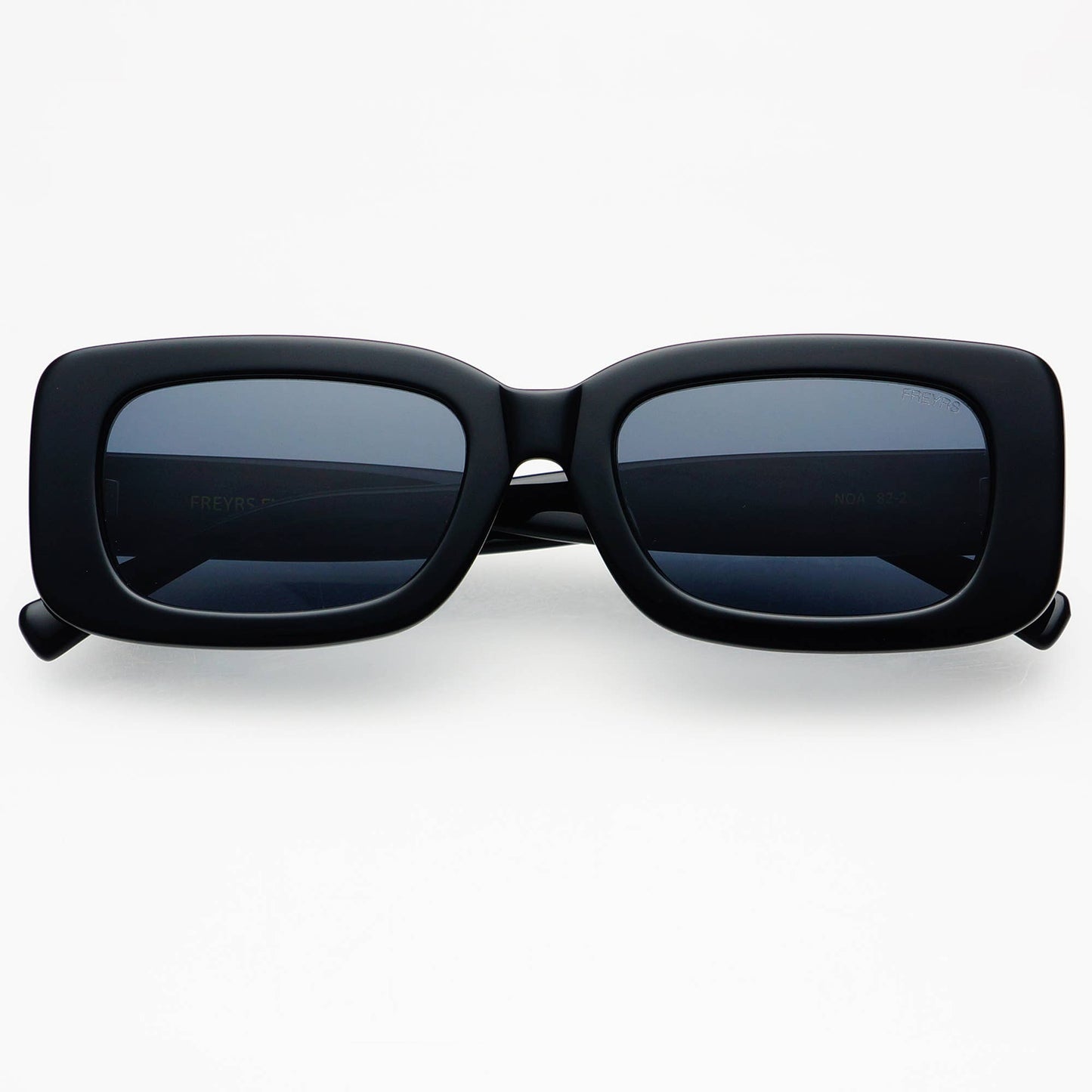 The Noa Unisex Sunnies in Black