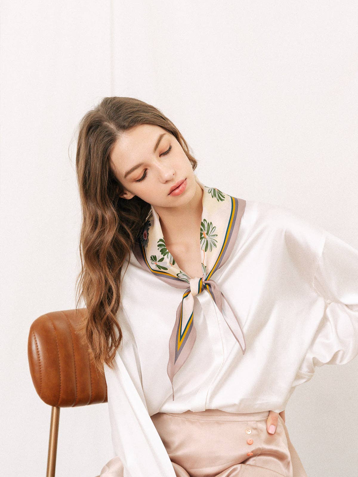 Daisy Silk Diamond Neckerchief in Agate Grey